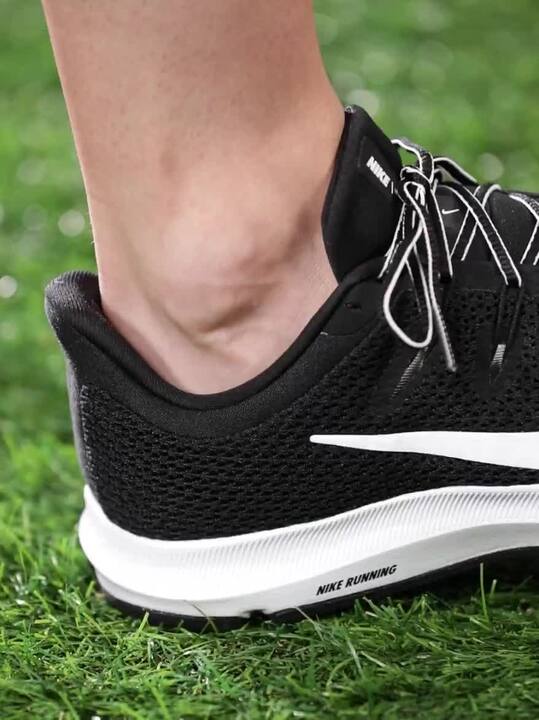 nike running quest 2 in black