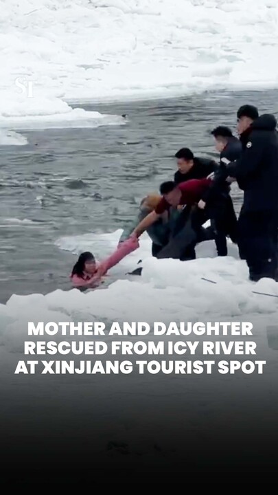 Quick-thinking tourists save mother and daughter icy river in Xinjiang, China
