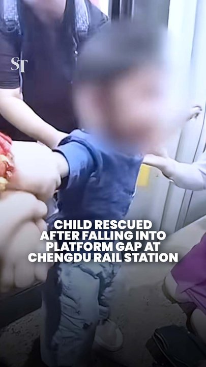 Fallen child rescued from train tracks by railway police officer in Chengdu, China