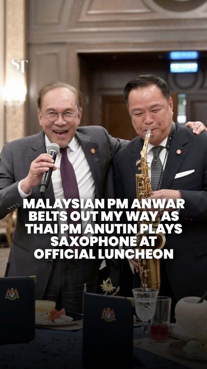 Malaysian PM Anwar sings My Way with Thai PM Anutin on the sax