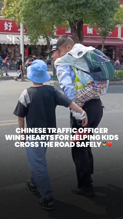 Chinese traffic officer’s dedication to helping kids safely cross the road wins hearts ♥️👮