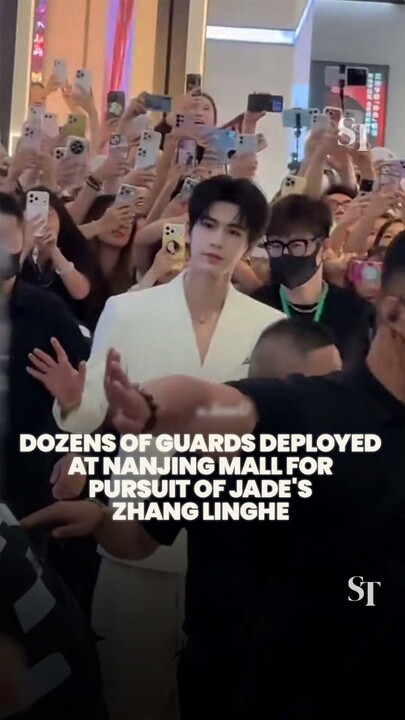 Pursuit of Jade's star Zhang Linghe attended an event in Nanjing, accompanied by dozens of security guards.