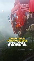 Caminhão de carga está pendurado na borda da ponte desmoronada na China