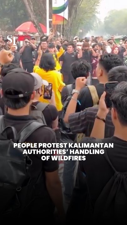 Central Kalimantan residents protest outside governor’s office against prolonged wildfires response