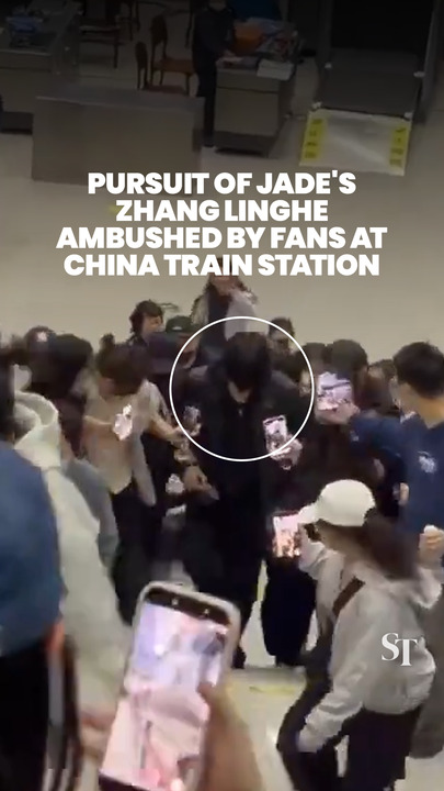 Zhang Linghe from Chinese period drama Pursuit of Jade mobbed by fans at China train station
