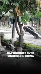 O carro salta sobre o poço na China