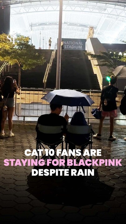 Blackpink fans outside Singapore National Stadium for Deadline concert Cat 10 despite rain