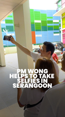 PM Wong ajuda a tirar selfies em Serangoon