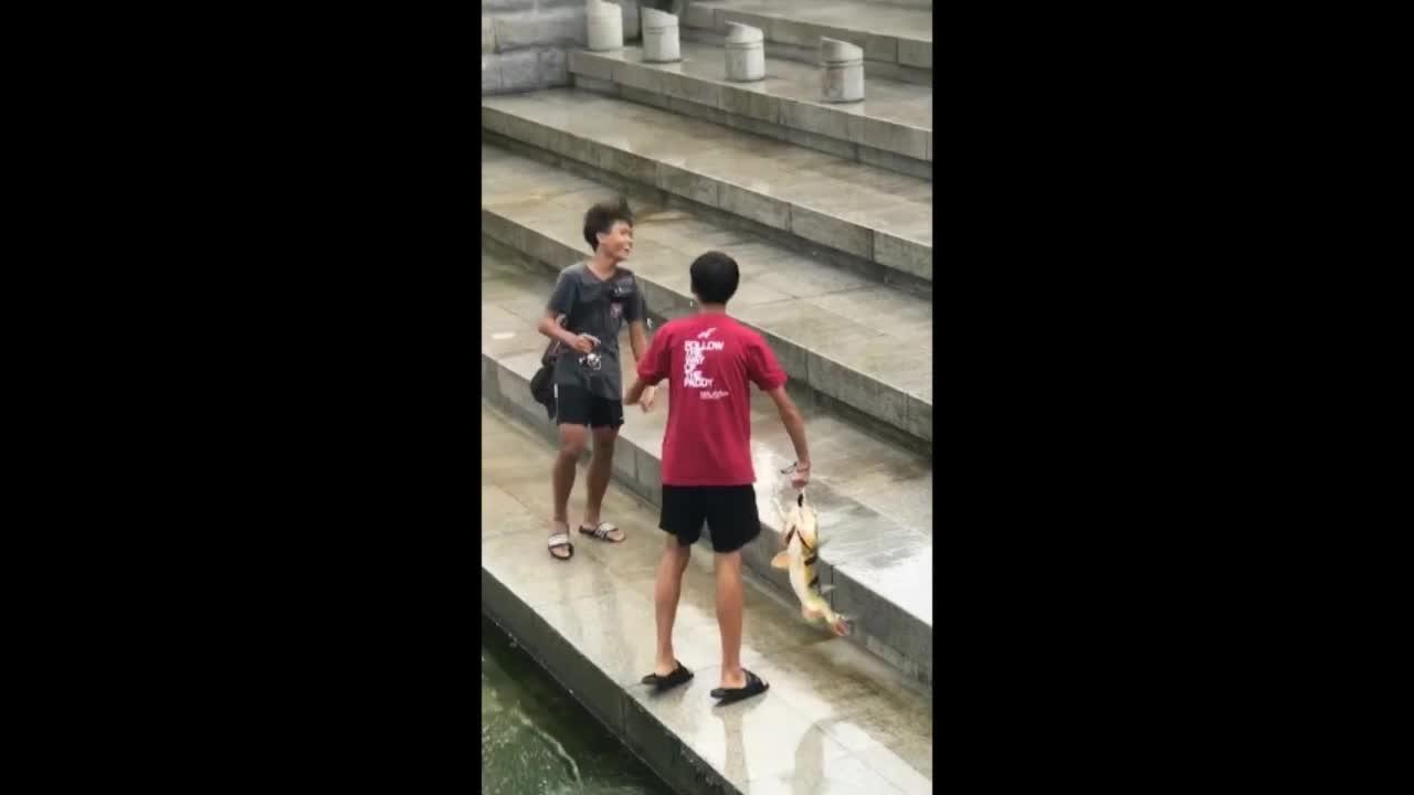 YOUNG PUNKS ILLEGALLY FISHING IN WATERS IN FRONT OF LOUIS VUITTON @MBS
