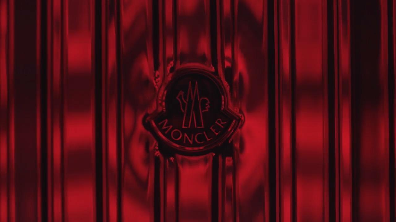 MONCLER × RIMOWA モンクレール×リモワ リモワ×モンクレール、LEDスクリーンが際立つスーツケースを発表